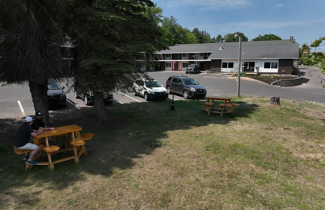 Cedar Motor Inn-1